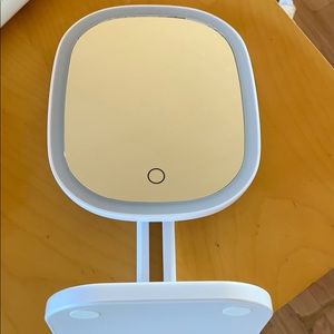 Highlight touch impressions vanity mirror